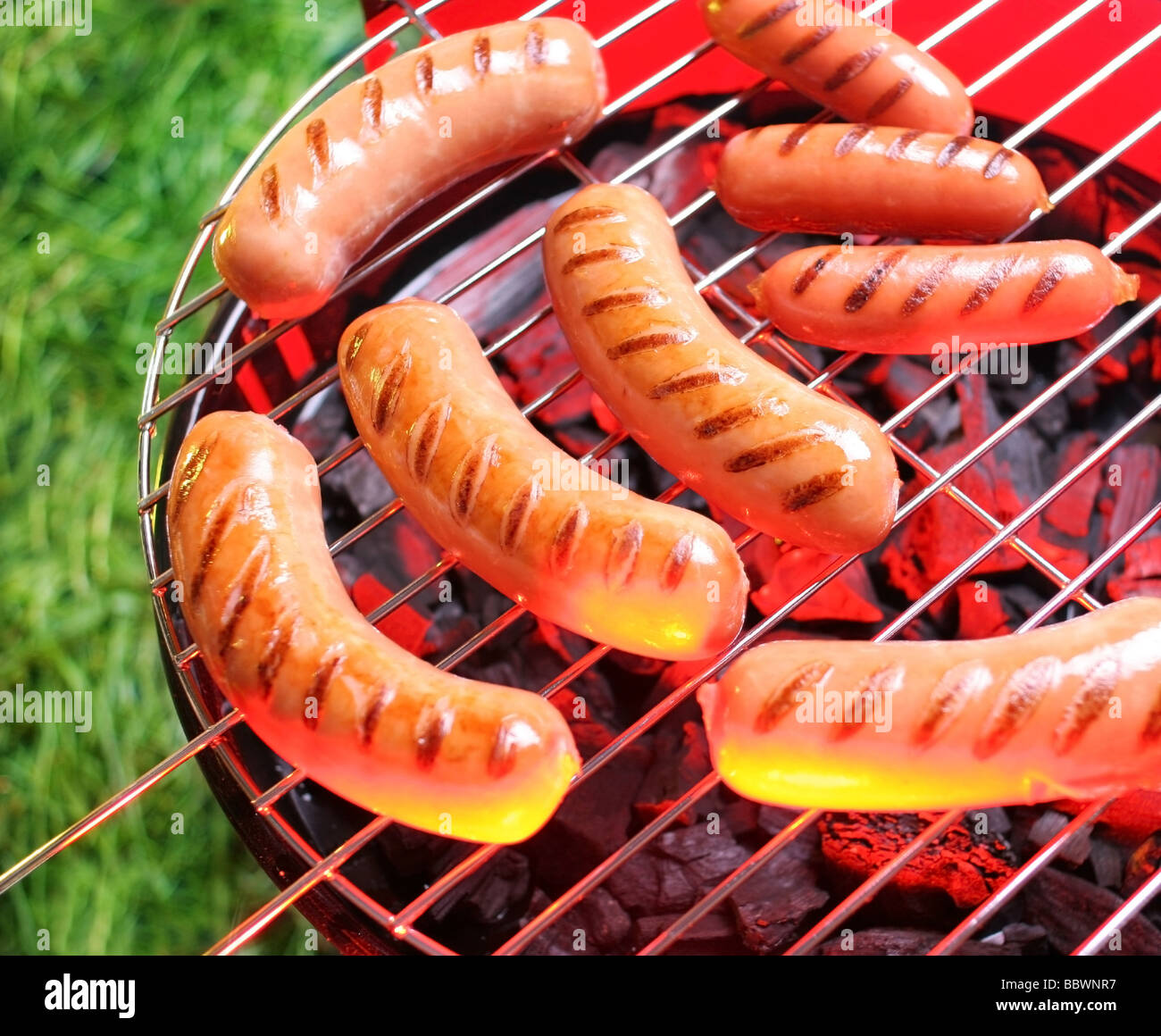 Würstchen grillen nicht auf einen Hintergrund ein Rasen Stockfoto