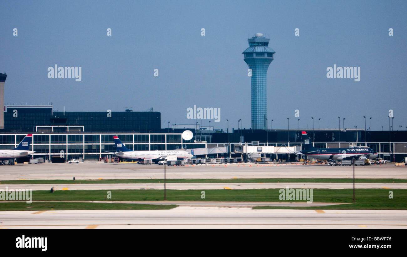 Kontrollturm und Hilton Hotel OHare International Airport Chicago Illinois USA Stockfoto