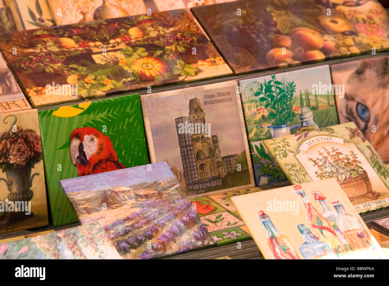 Dekofliesen für Verkauf in einem Outdoor-Künstler-Markt in Berlin Stockfoto