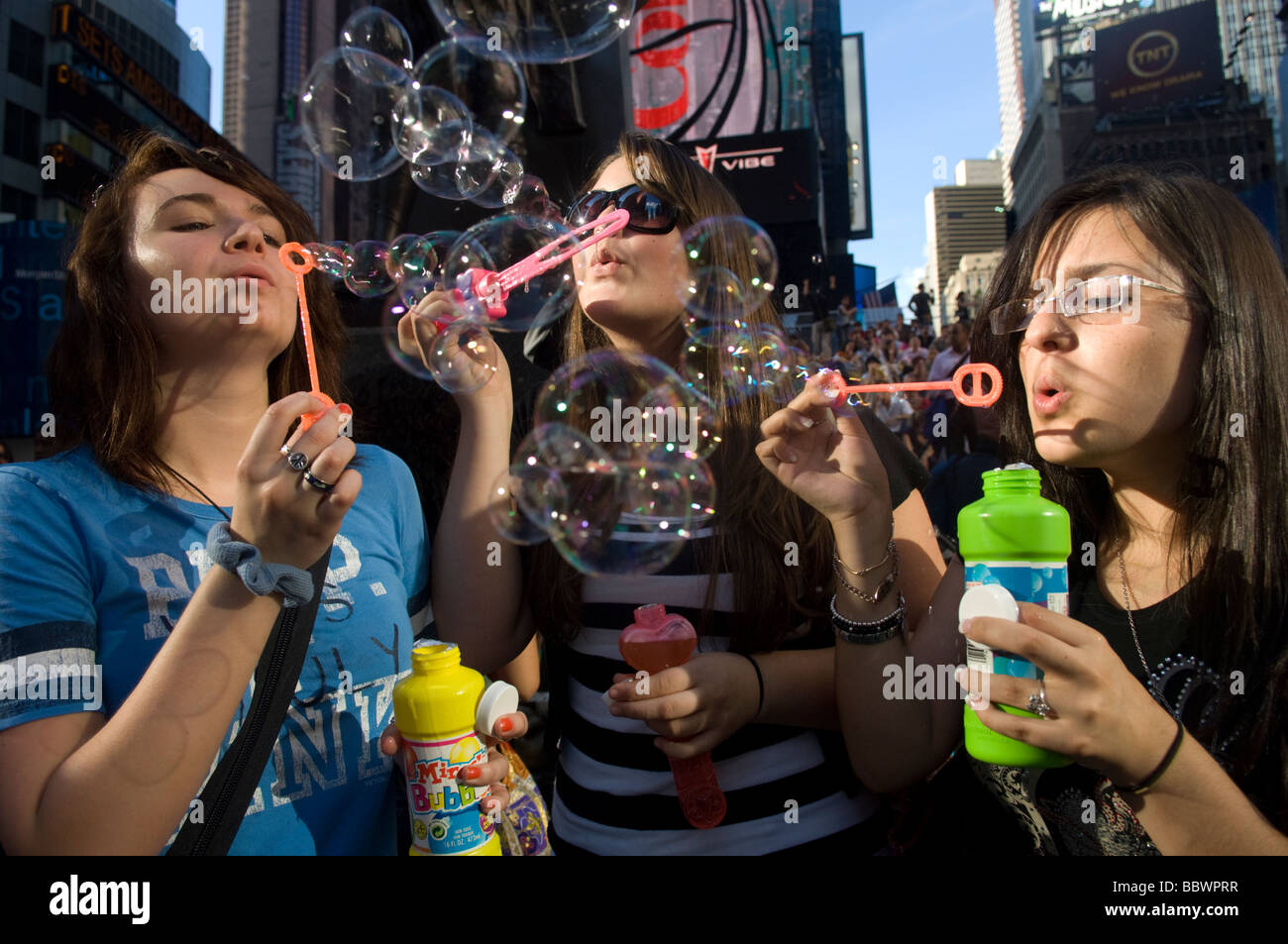Hunderte von Menschen sammeln auf dem Times Square in New York, Millionen von Luftblasen zu starten Stockfoto