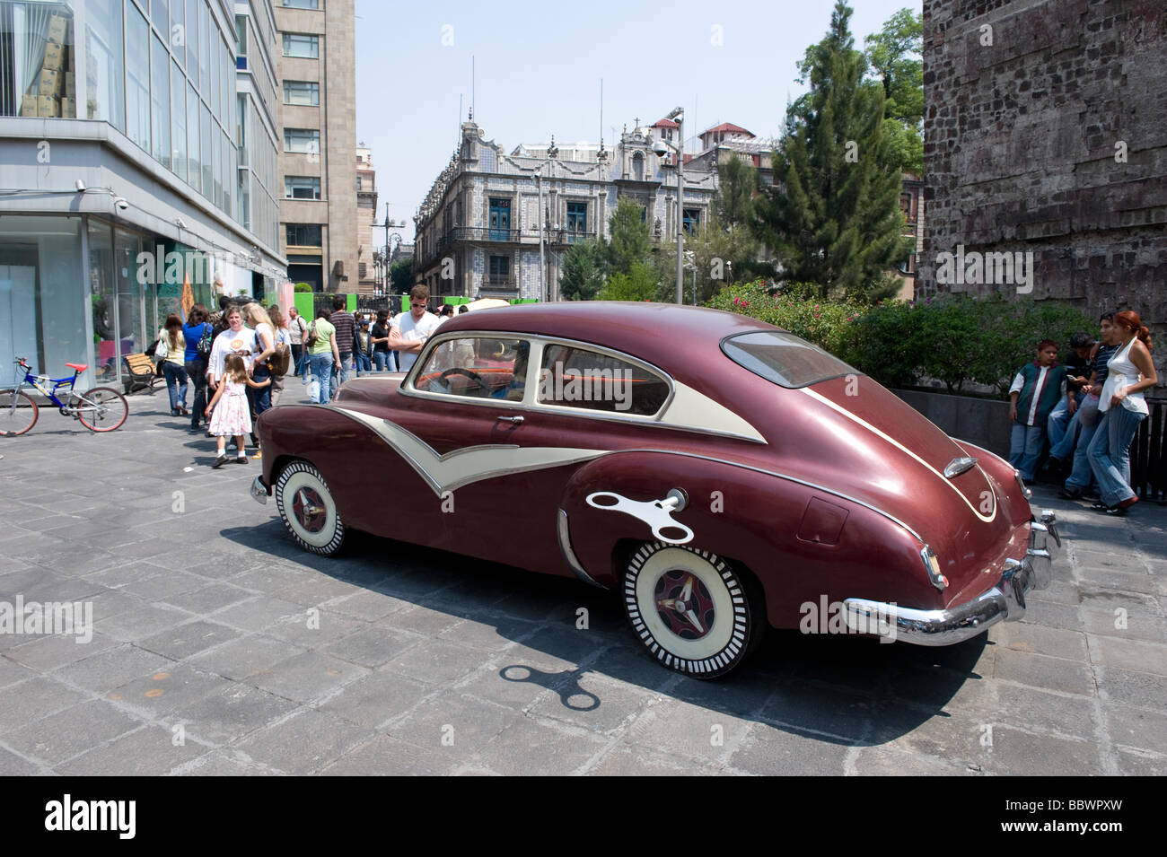 Eine Open-Air-Ausstellung zeigt eine "grüne" Öko-Auto-Verbindung durch die Verknüpfung von Autos und Natur, Mexiko-Stadt. Stockfoto