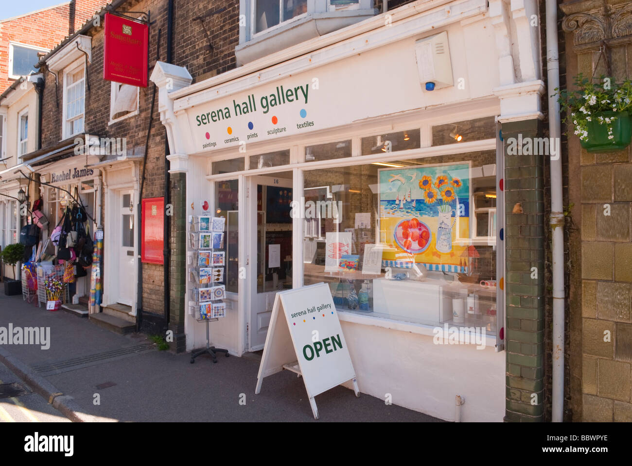 Die Serena Hall Kunst-Galerie Verkauf einheimischer Künstler Malerei Keramik Drucke, Skulpturen und Textilien in Southwold, Suffolk Uk Stockfoto