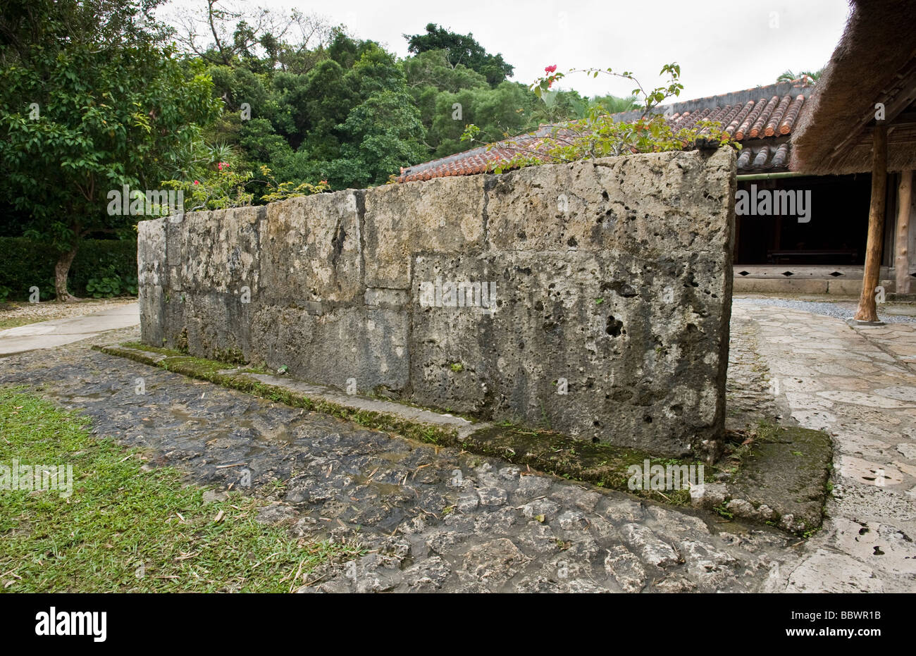Blick auf eine innere Mauer bei Ryuku Mura Onna Dorf Okinawa Japan Stockfoto