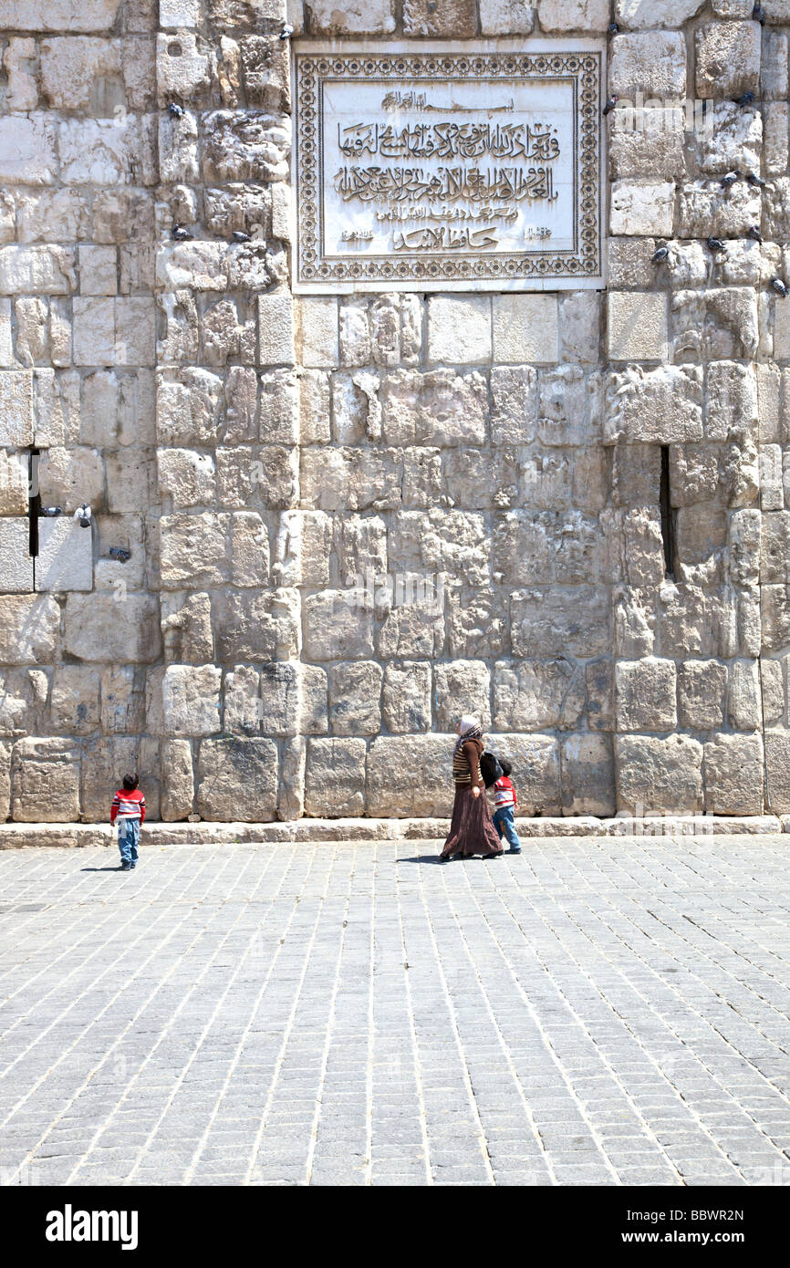 Mutter und Kinder vorbei Wand des großen Omayyaden-Moschee, Altstadt von Damaskus, Syrien, Naher Osten Stockfoto