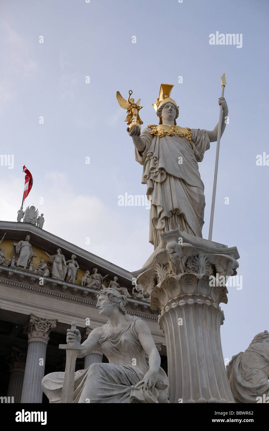 die berühmte Skulptur der Pallas Athene vor dem österreichischen Parlament Stockfoto
