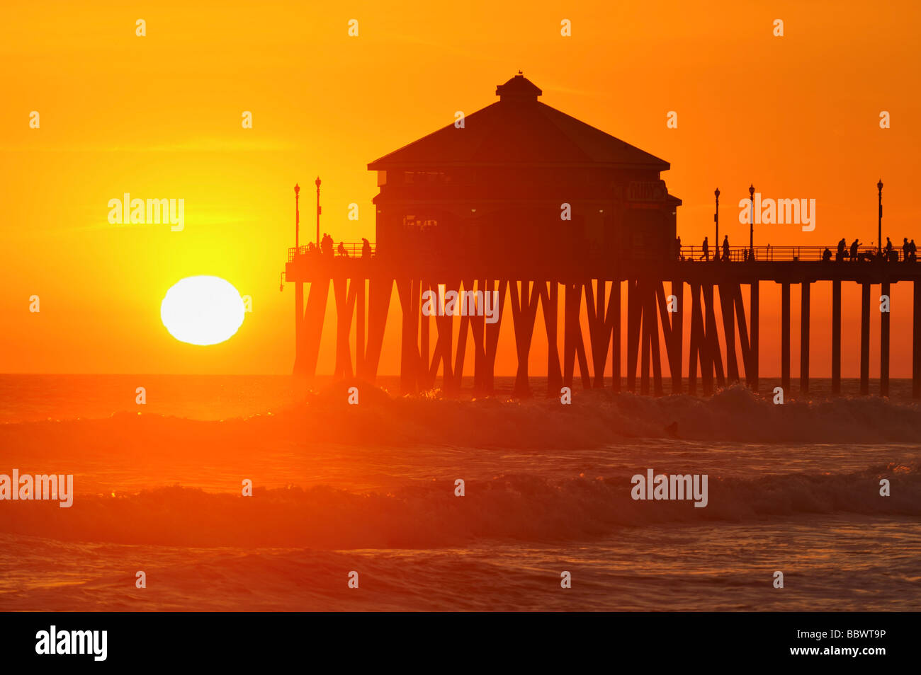 Ruby's Diner am Pier bei Sonnenuntergang, Huntington Beach CA Stockfoto