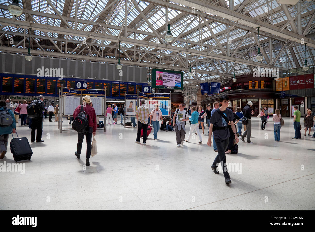 Reisende in Glasgow Central Station, Schottlands busisest Bahnhof. Stockfoto