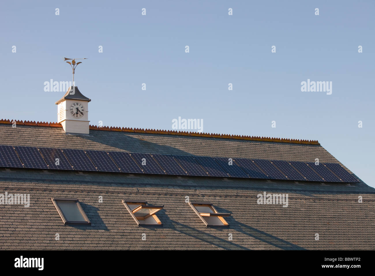 Elektrische Sonnenkollektoren auf dem Dach des St nur Cricket Club in Cornwall UK Stockfoto