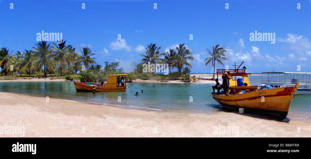 einige Leute, die das Schiff in Alagoas Sands Brasilien Verankerung Stockfoto