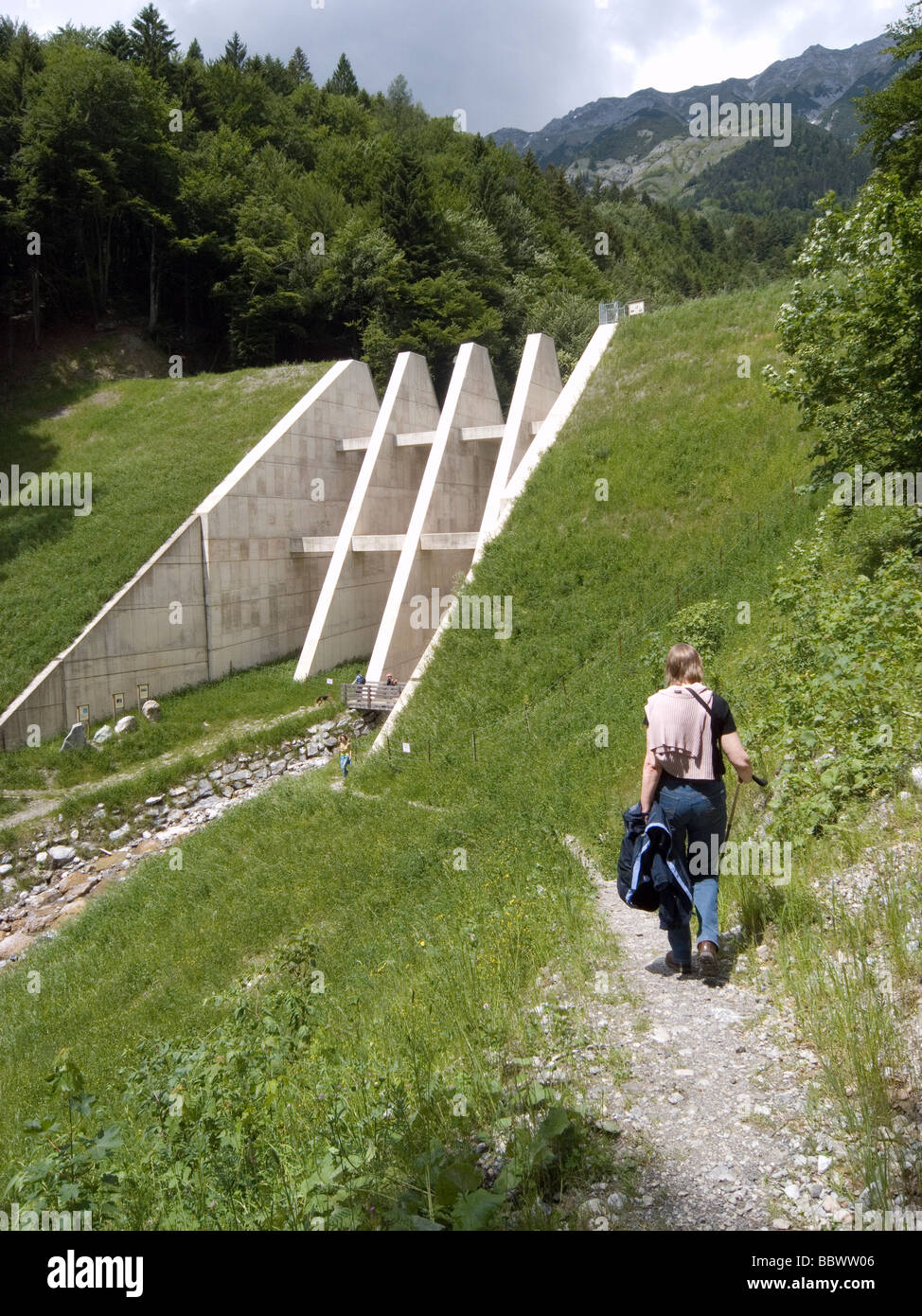 Eine Lawine Verteidigung Struktur am steilen Hang oberhalb der Nordseite  Innsbruck Österreich nutzt 5500 cu Kubikmeter Beton Stockfotografie - Alamy