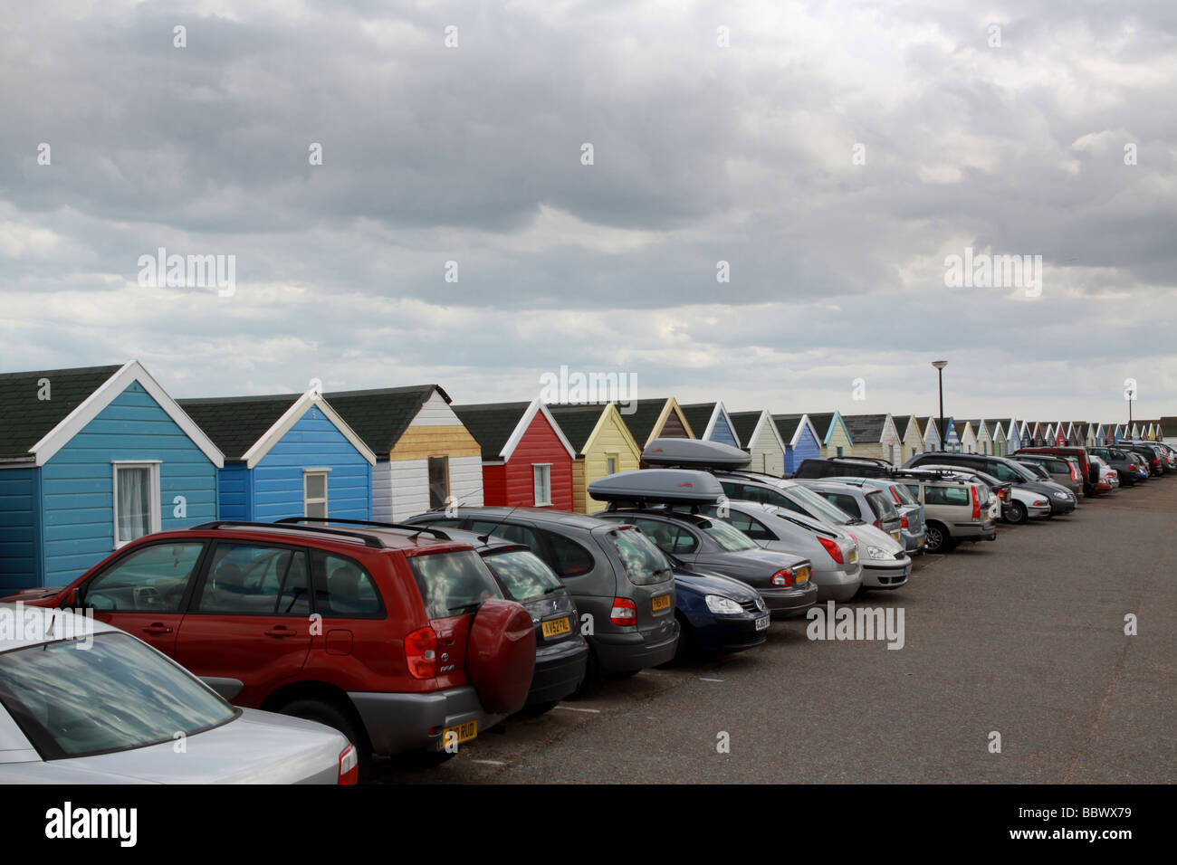 Abbildung oder das Konzept des Drucks auf die englischen Küstengebiete mit der Zahl der Besucher zeigt sich hier von einem Parkplatz voller Stockfoto