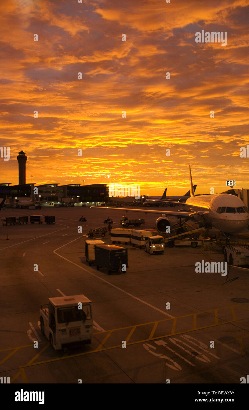 Airliner zum terminal, Sonnenaufgang, Houston International Airport Stockfoto