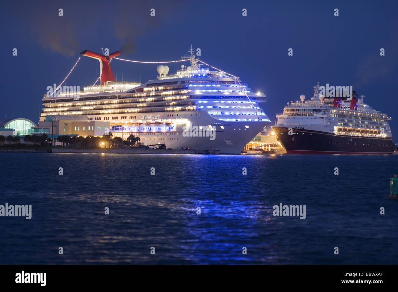 Kreuzfahrt-Schluck am Dock im Hafen, Nachtansicht. Stockfoto