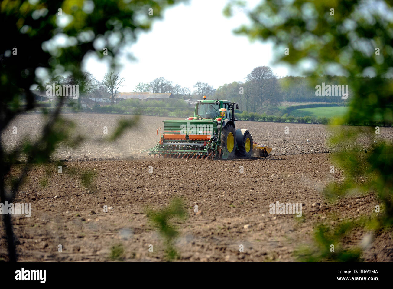 John Deere Traktor und Saatgut Bohren Aussaat eine Ernte in einen Acker Stockfoto