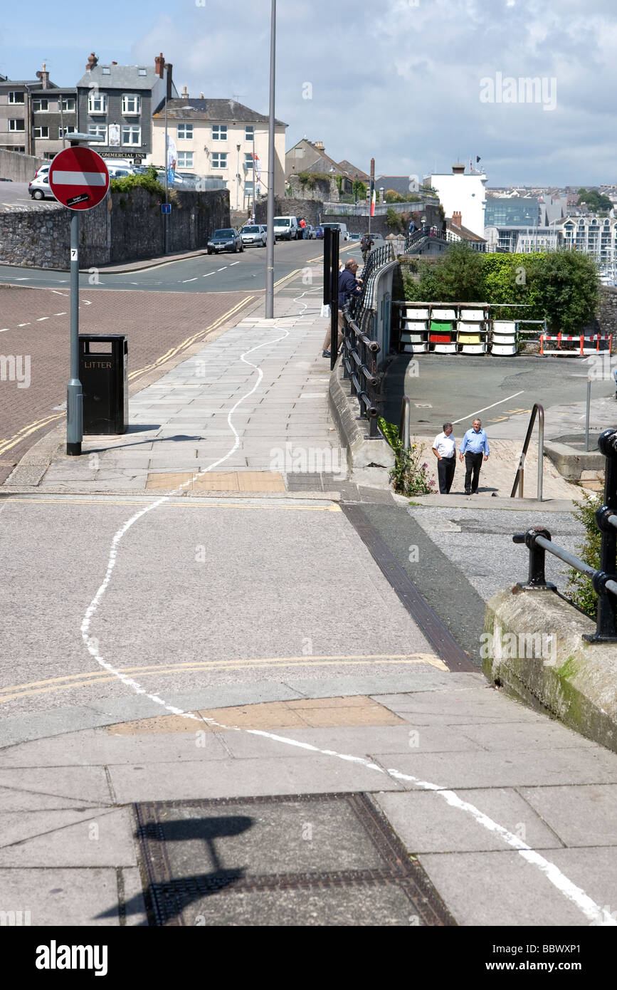 weiße Linien Plymouth. Graffiti-Universität von Plymouth. malte im Barbican, Hacke, Stadtzentrum von Plymouth. Schüler-Kunst. Stockfoto
