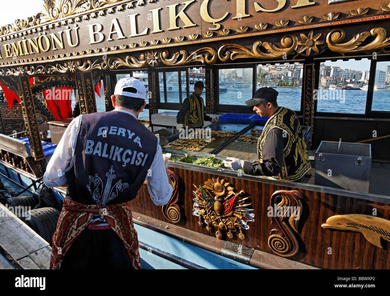 Fisch-Sandwich-Stall auf einem historisch eingerichteten Boot, Goldenes Horn, Eminoenue, Istanbul, Türkei Stockfoto