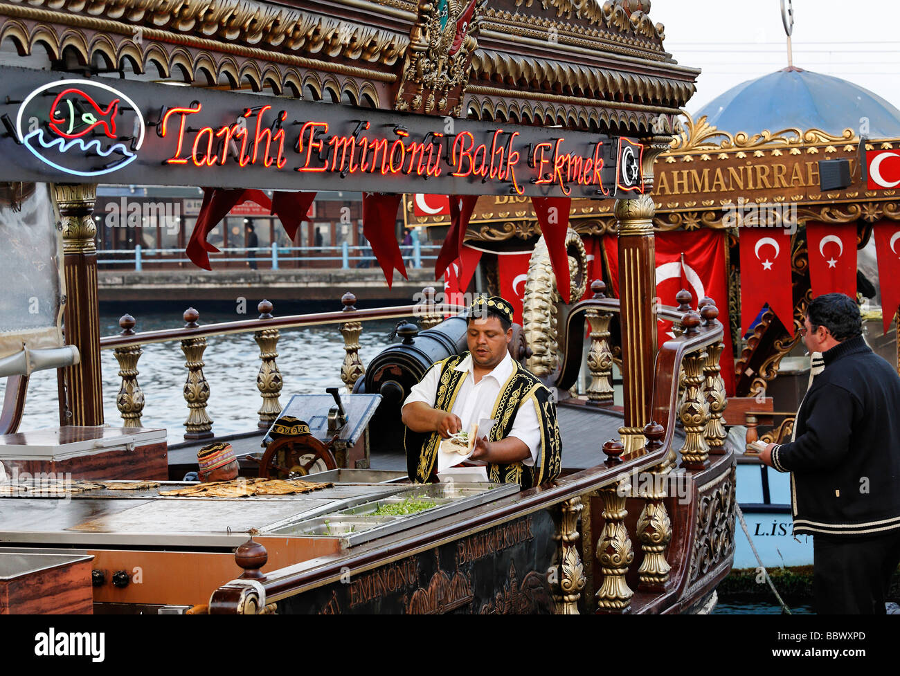 Türke im traditionellen Kostüm Vorbereitung Fischbrötchen auf einem  historisch eingerichteten Boot, Goldenes Horn, Eminoenue, Istanbul, Türkei  Stockfotografie - Alamy