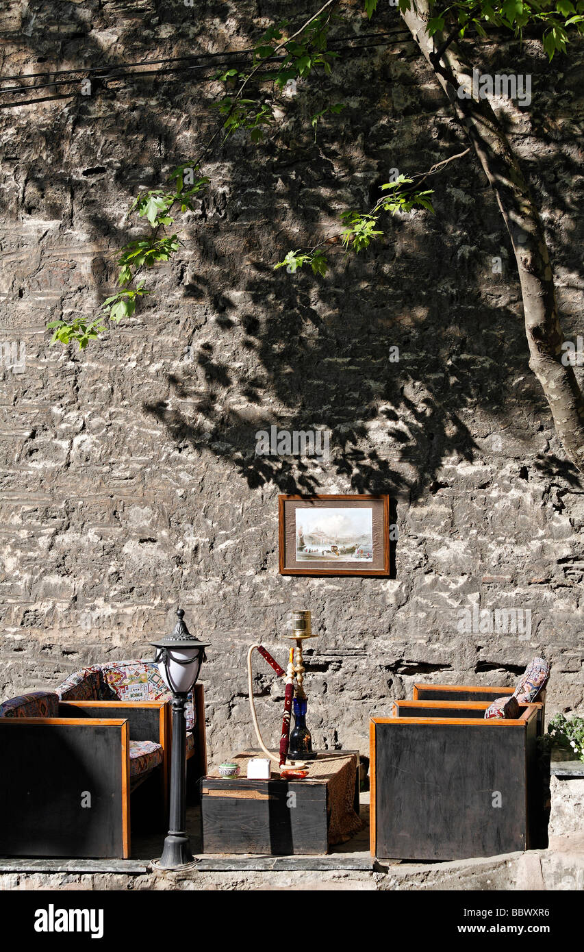 Sitz des Café draußen an der Wand des Topkapi-Palastes, türkische Wasserpfeife, Nargile, auf einem Tisch, Sultanahmet, Istanbul, Türkei Stockfoto