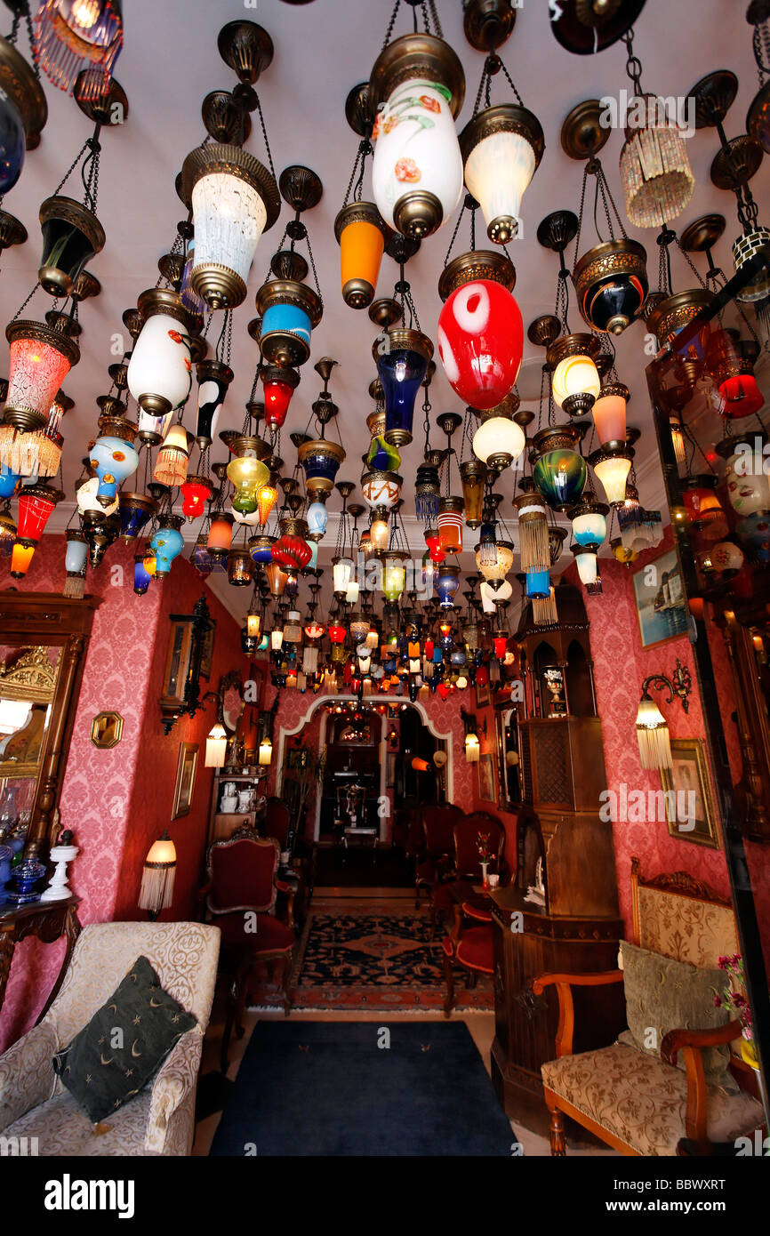 Lobby des ein historisches Hotel, geschmückt mit vielen bunten orientalischen Lampen, Kybele Hotel Sultanahmet, Istanbul, Türkei Stockfoto