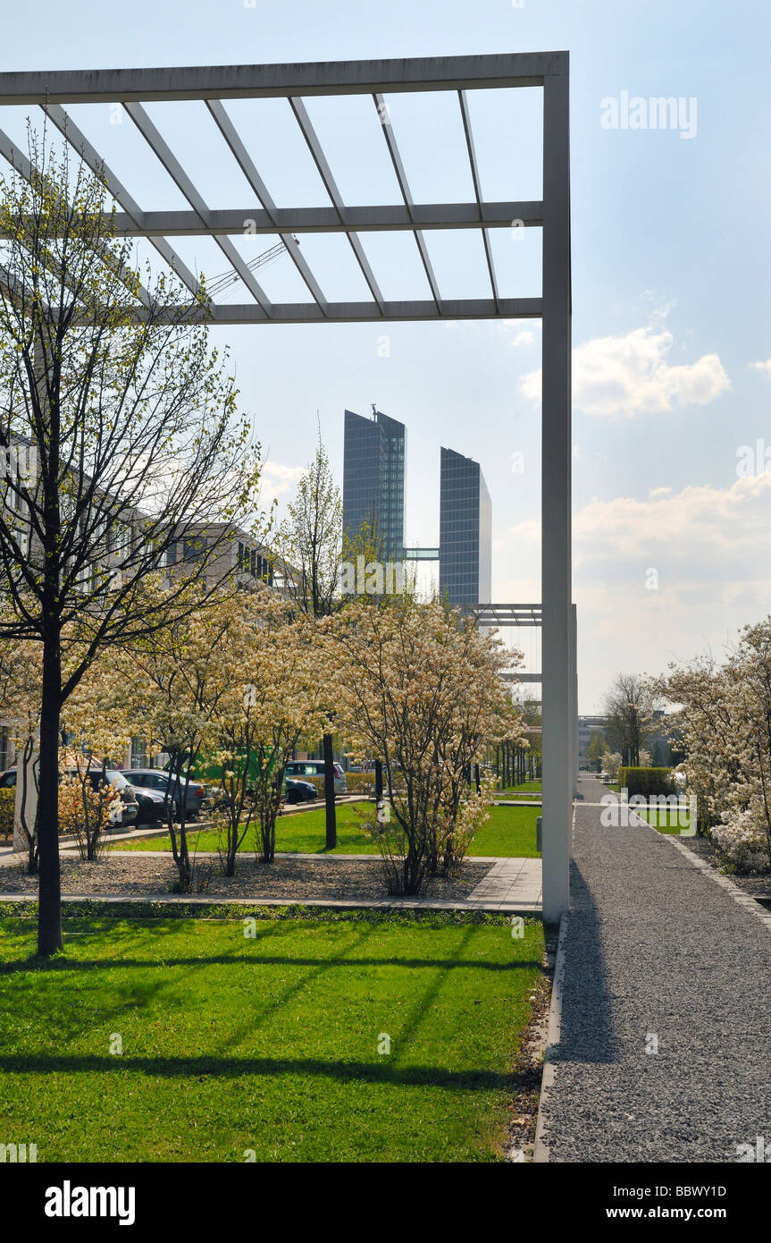 Highlight Towers 1 und 2, gebaut in den Rücken, von den Architekten Jahn Murphy, mit Park und Büro Gebäude, Schwabing, München, Keim Stockfoto