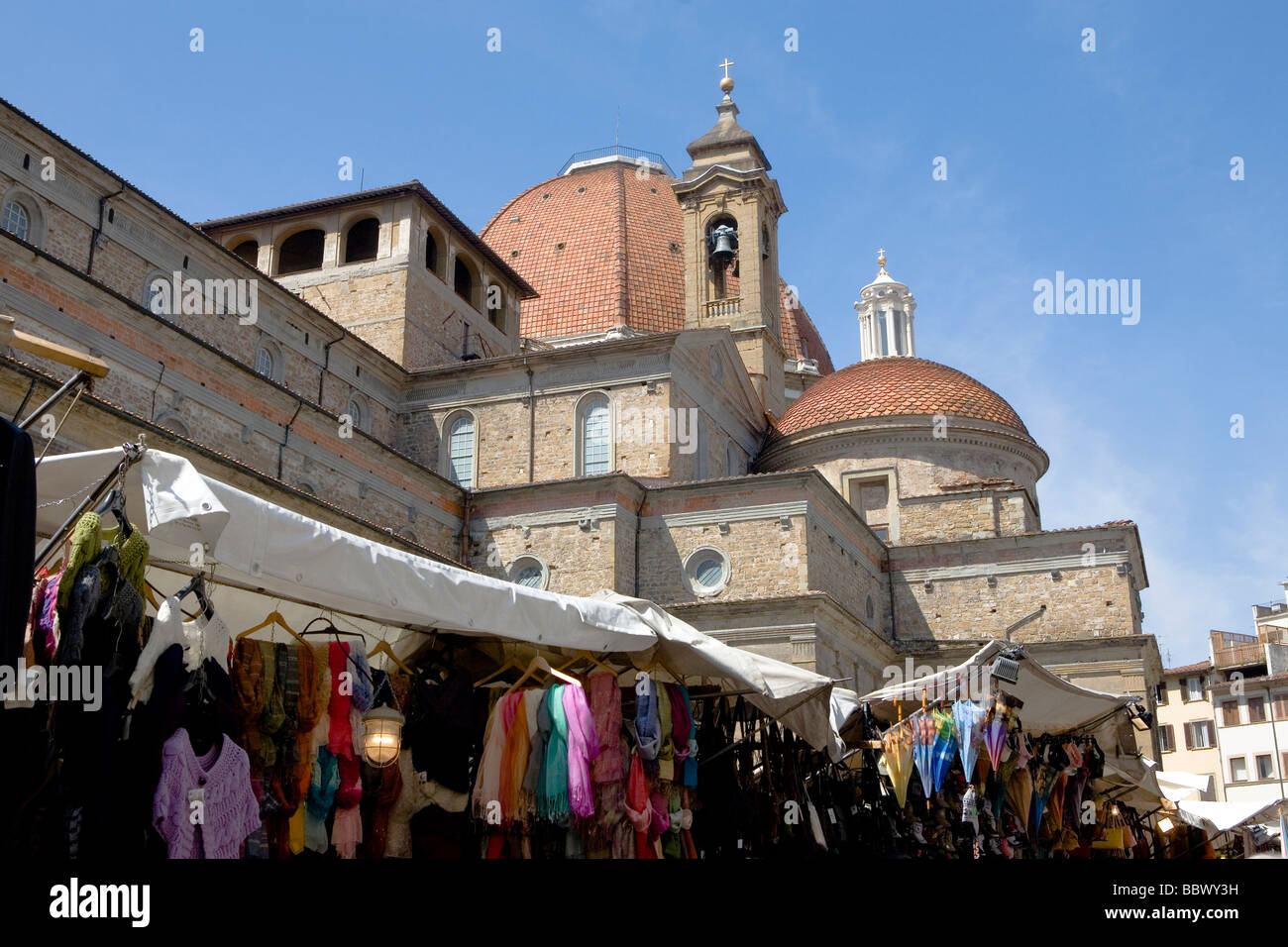 Markt unter freiem Himmel im Schatten des Duomo Florenz 25. April 2009 Stockfoto