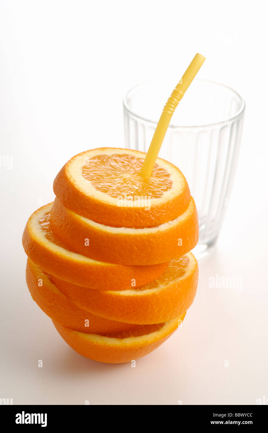 Orange mit Stroh geschnitten Stockfoto