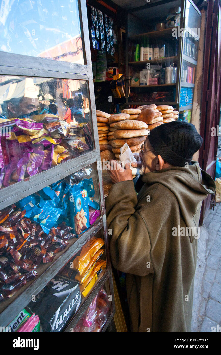 Marokkanische Greis in einem kleinen Shop in Marrakesch, Marokko Stockfoto
