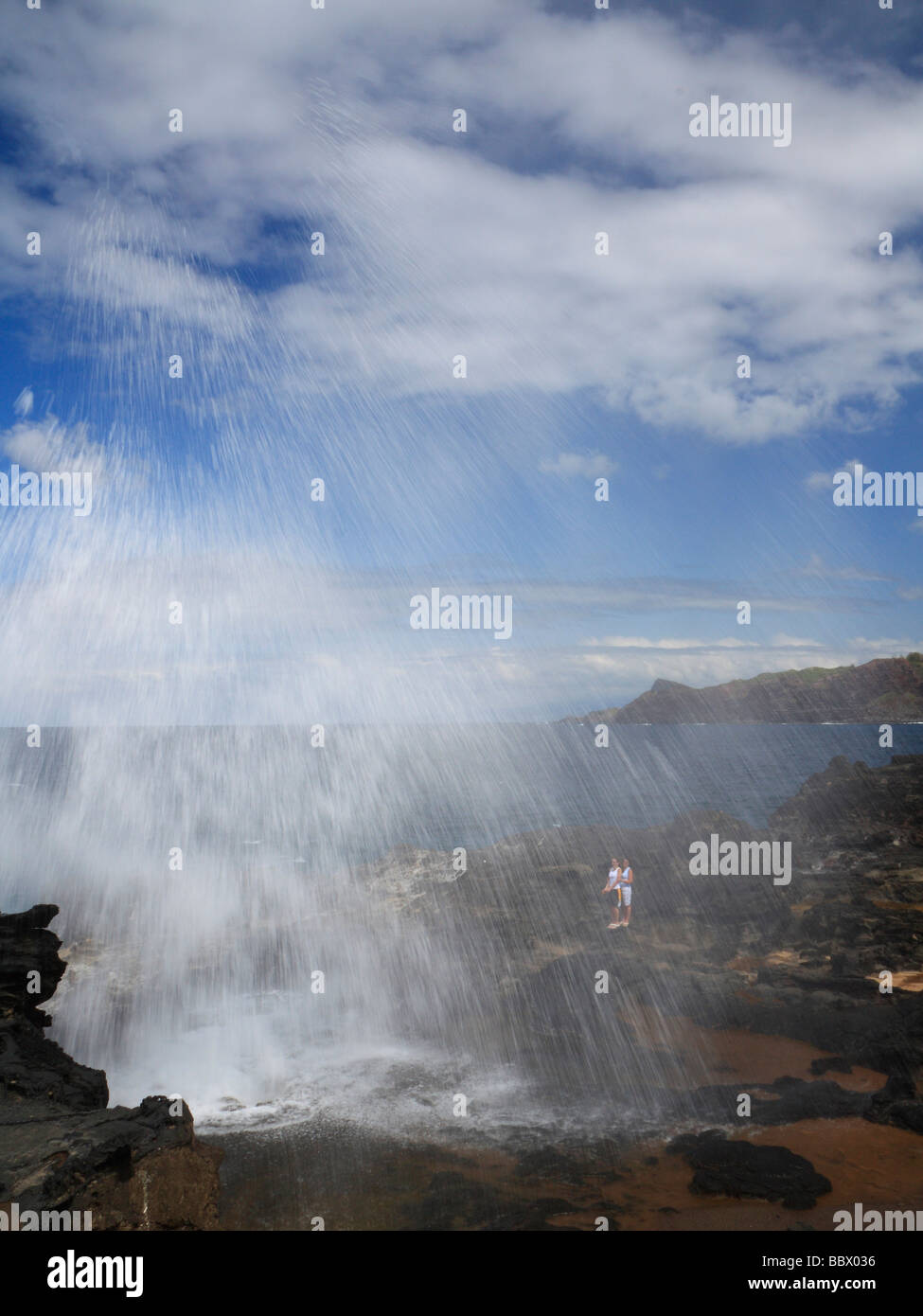 Der Ausbruch des Nakalele Blasloch auf der Nordküste von Maui, mit Wasser hoch in die Luft schafft einen Schleier auf dem Weg nach unten geblasen. Stockfoto