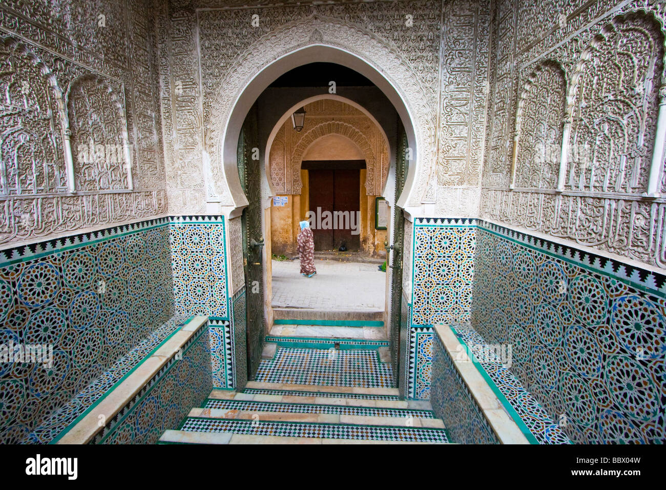 Eingang zum Bou Inania Medersa in Fes Marokko Stockfoto