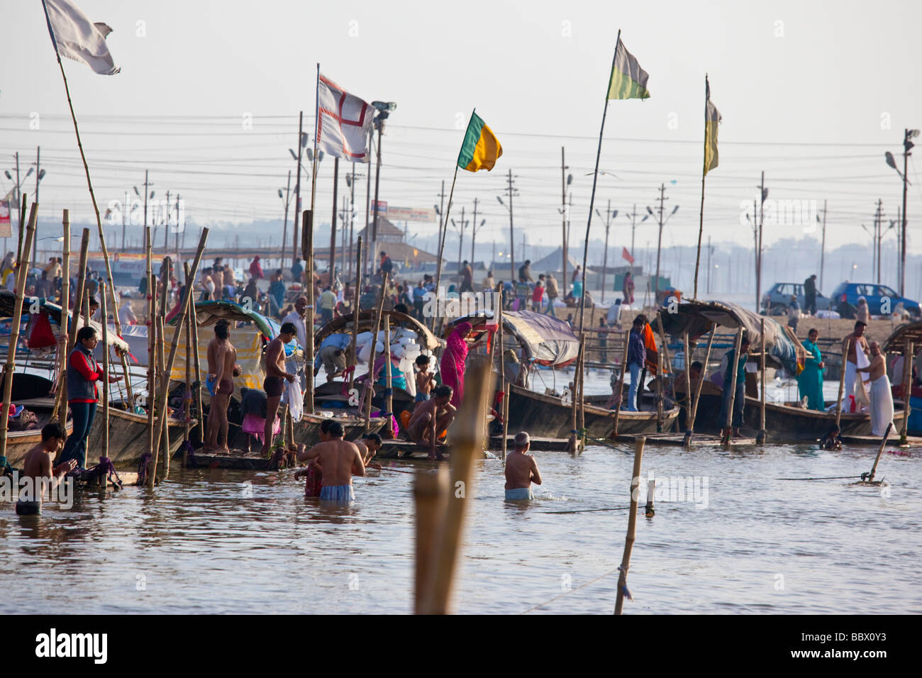 Hindus Baden im Fluss Ganges Zusammenfluss in Allahbad Indien Stockfoto