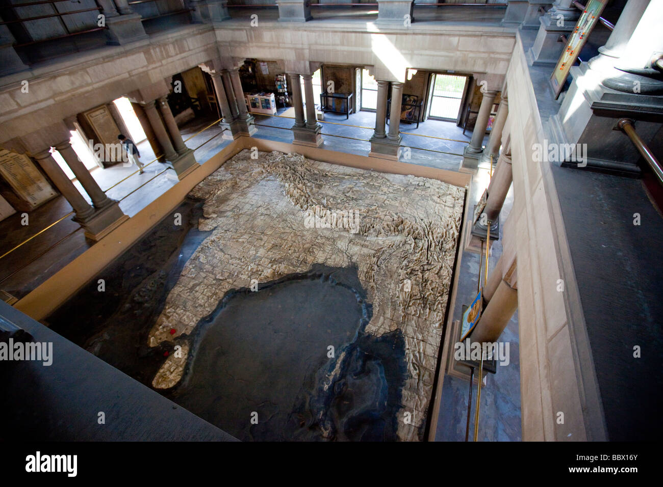 Landkarte von Indien in Bharat Mata Tempel in Varanasi Indien angehoben Stockfoto