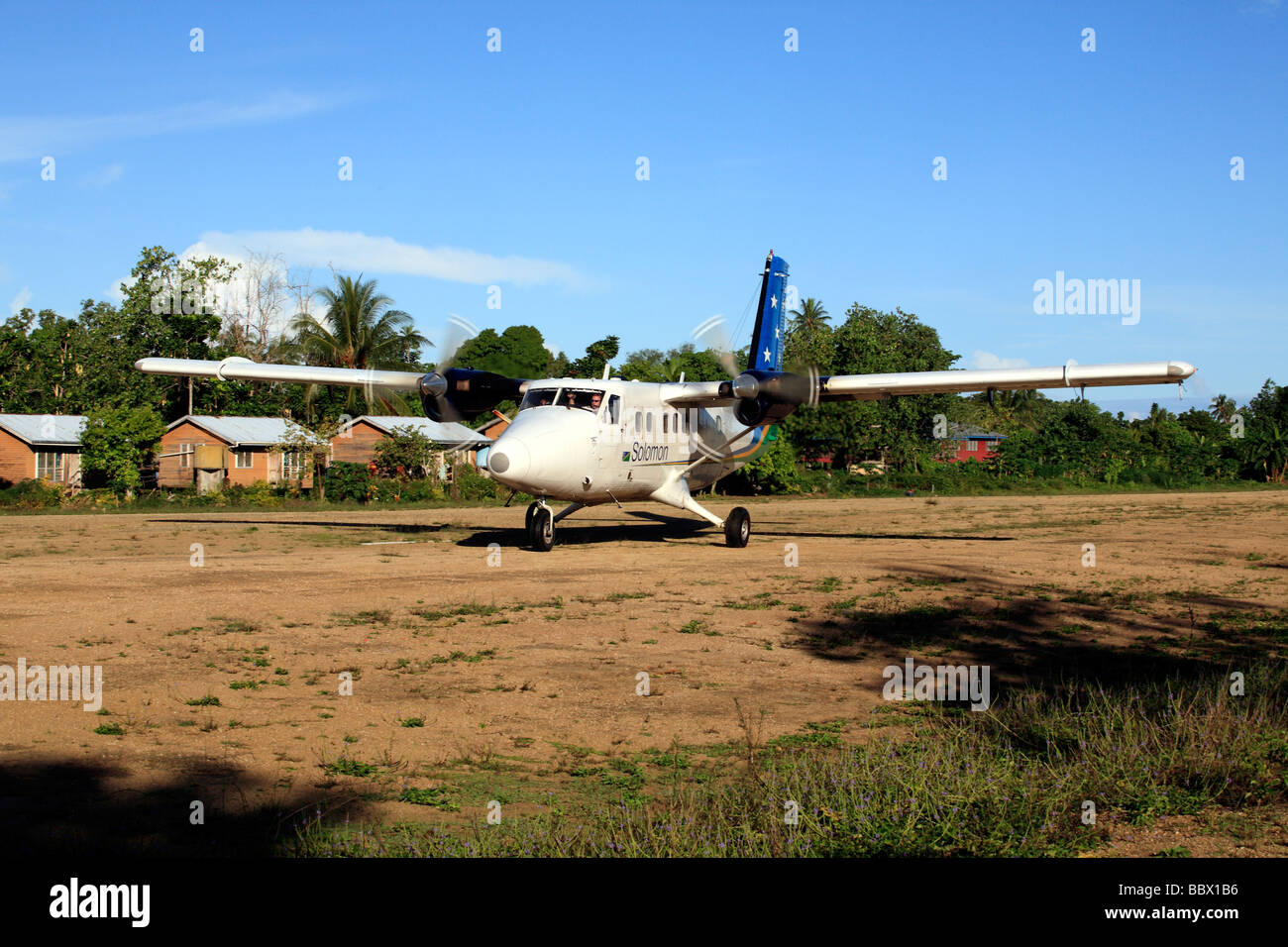 Solomon Airlines Twin Otter Flugzeug landet auf dem Seghe Landebahn Salomonen Stockfoto
