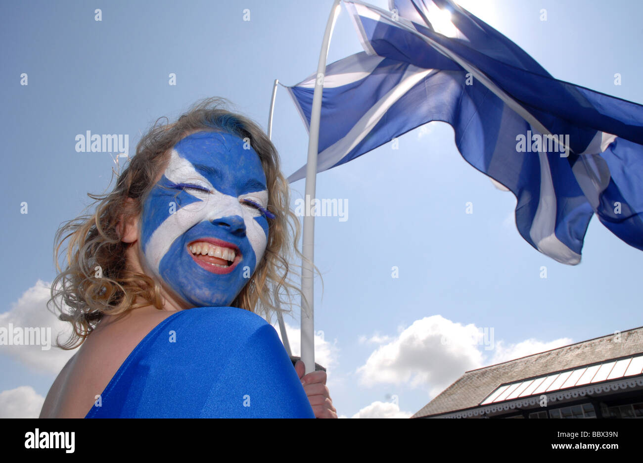Eine junge Frau, Gesicht mit der schottischen Flagge gemalt Stockfoto