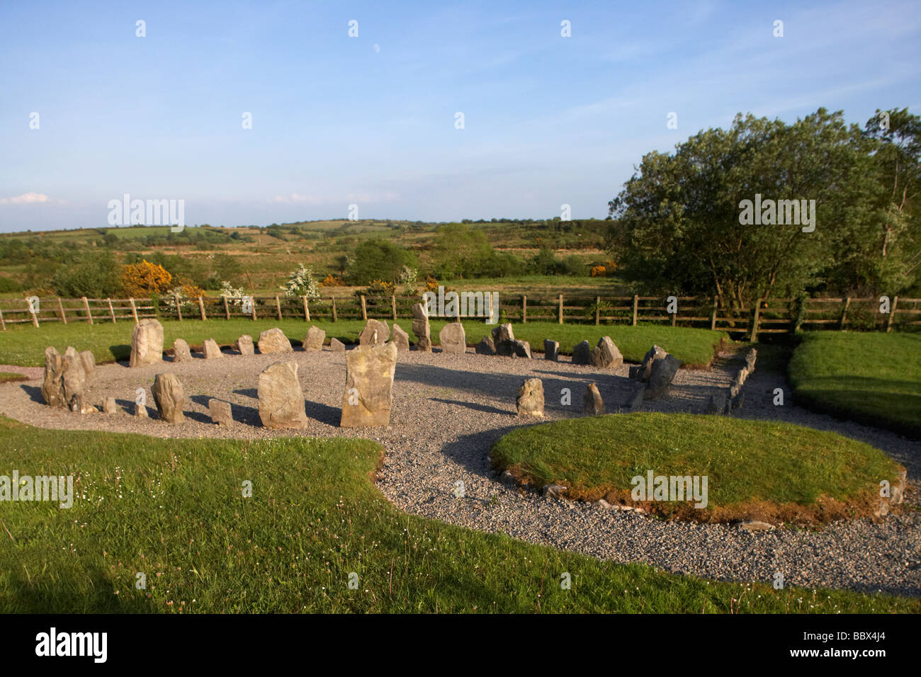 Drumskinney Steinkreis Cairn und Ausrichtung Stein Rudern Grafschaft Fermanagh Nordirland Vereinigtes Königreich Stockfoto