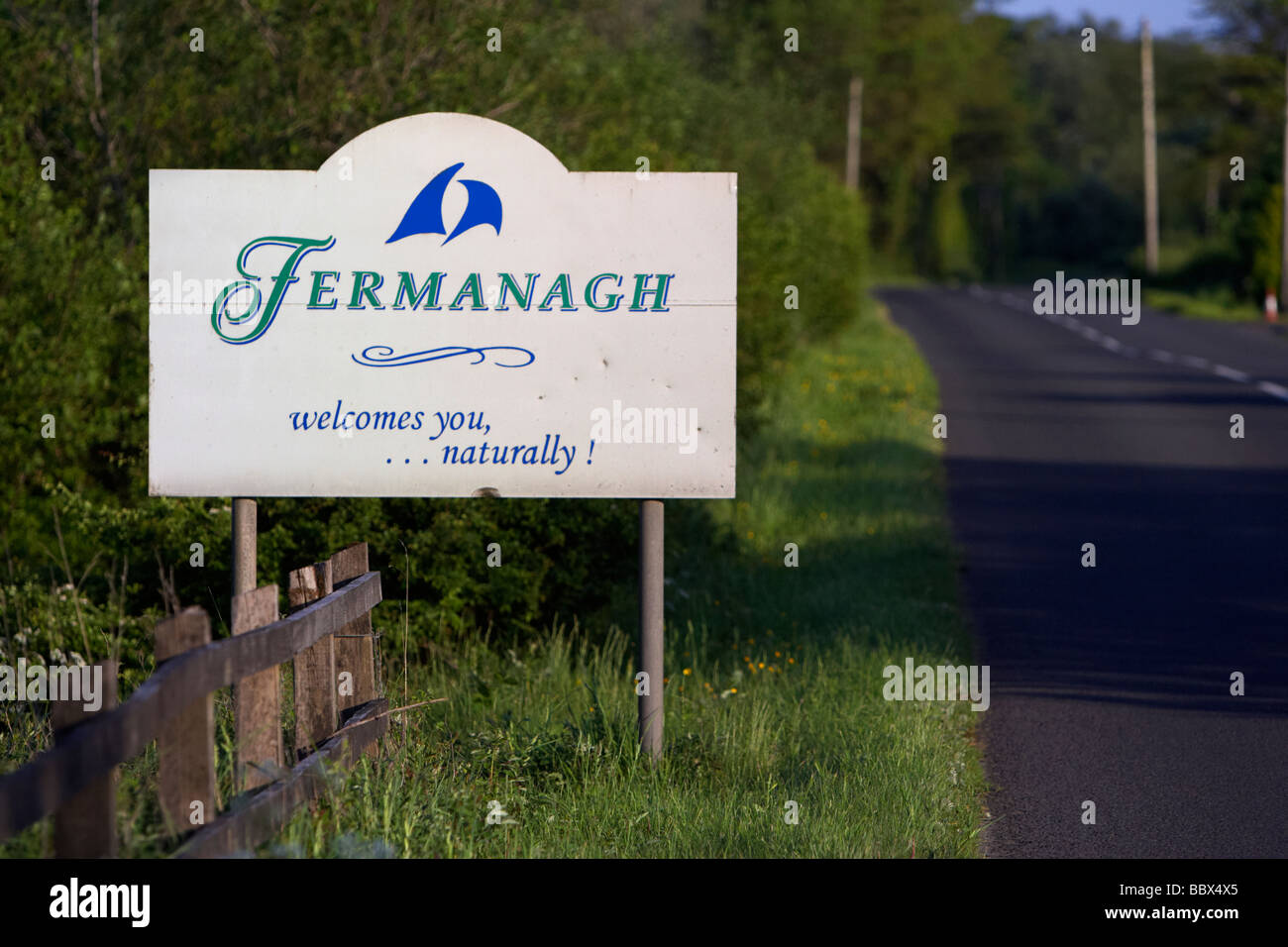Willkommen Sie im County Fermanagh Roadsign Nordirland Vereinigtes Königreich Stockfoto