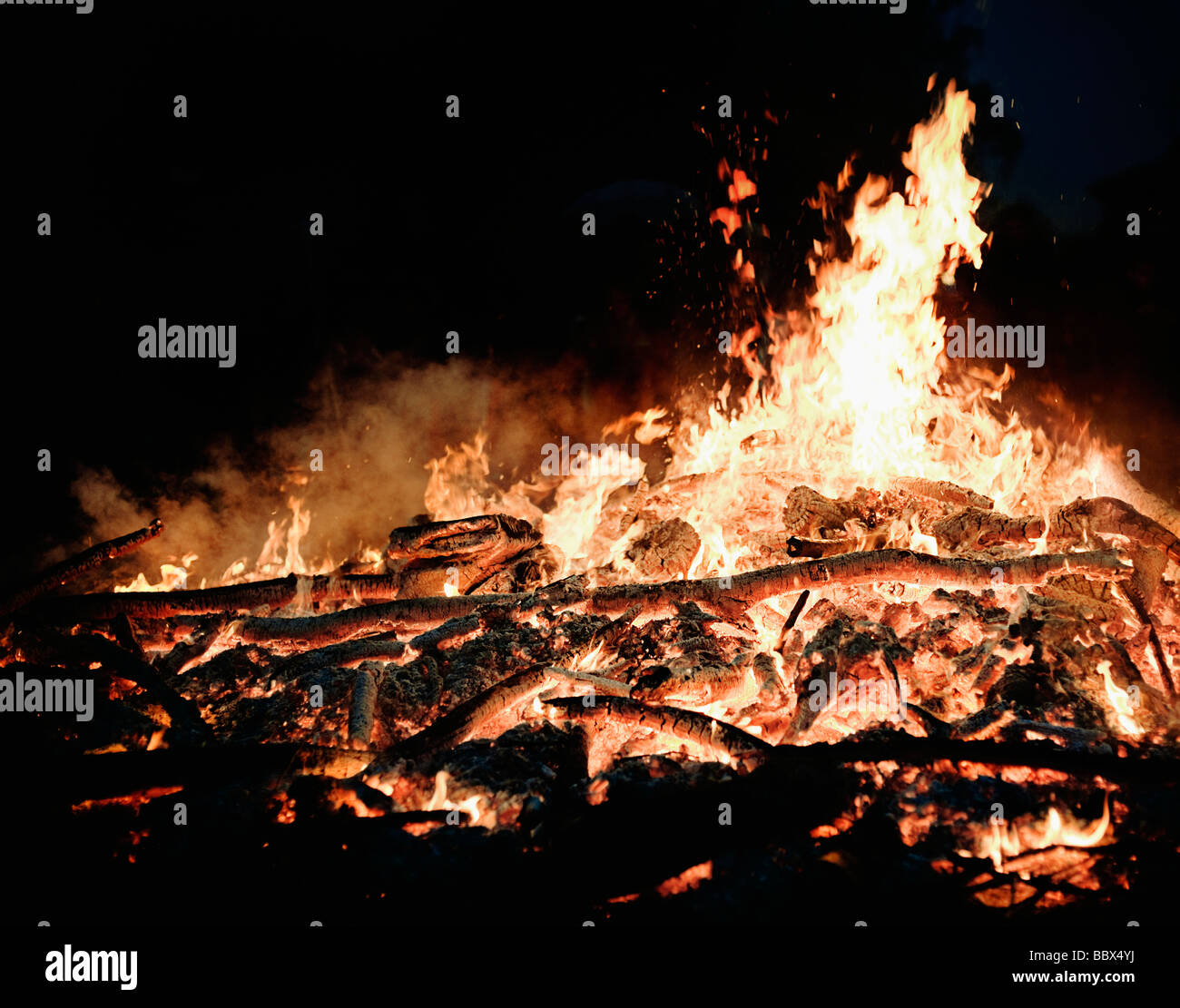 Lagerfeuer auf Walpurgisnacht Stockholm Schweden. Stockfoto