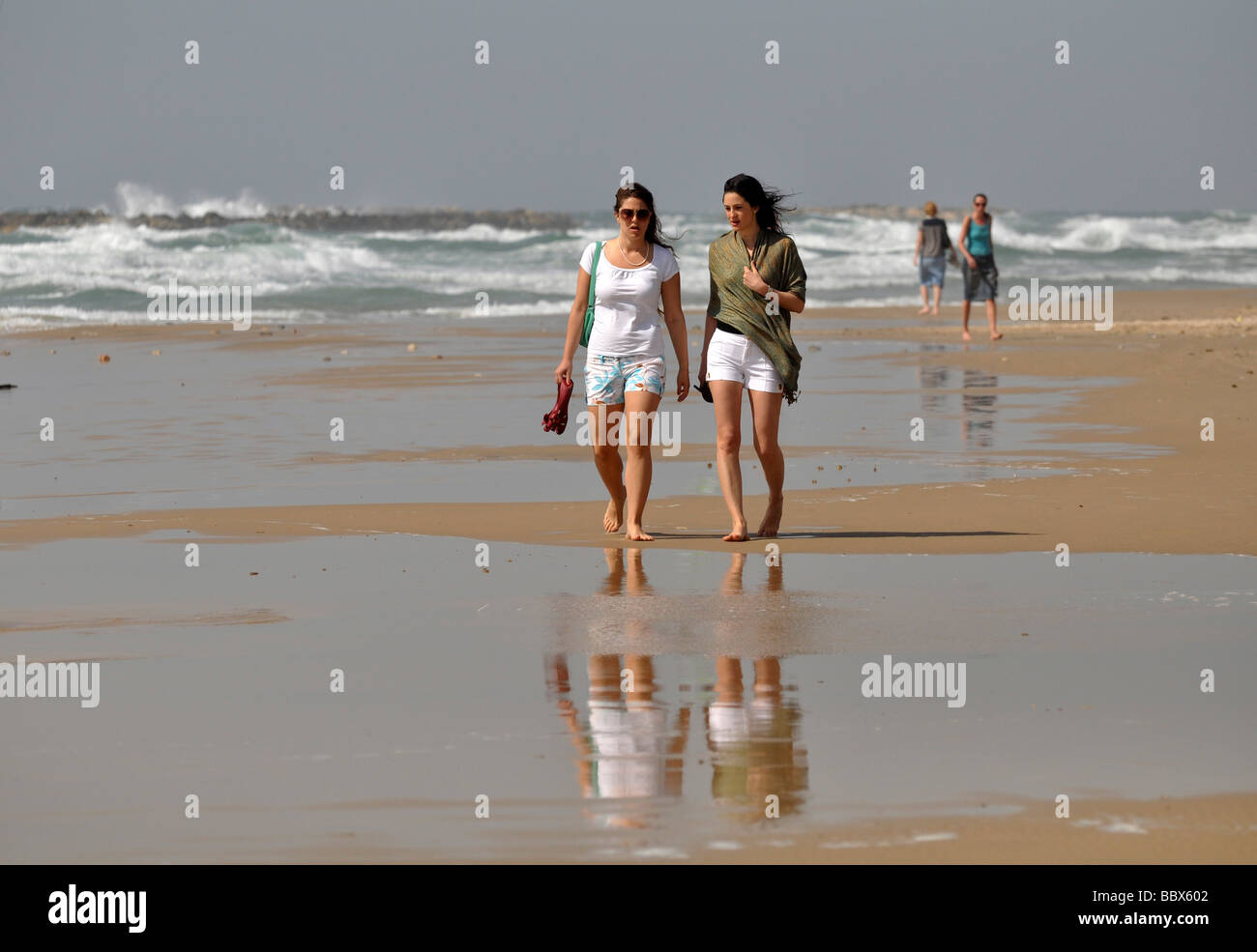 Israel Tel Aviv zwei junge Frauen spazieren am Strand Stockfoto