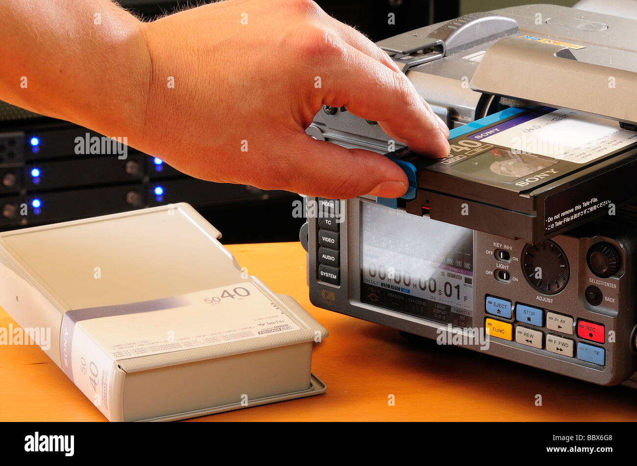 Ein Tape-Deck eine HDCAM-SR-Band einlegen, bereit für die Wiedergabe, digitalisieren und bearbeiten. Stockfoto