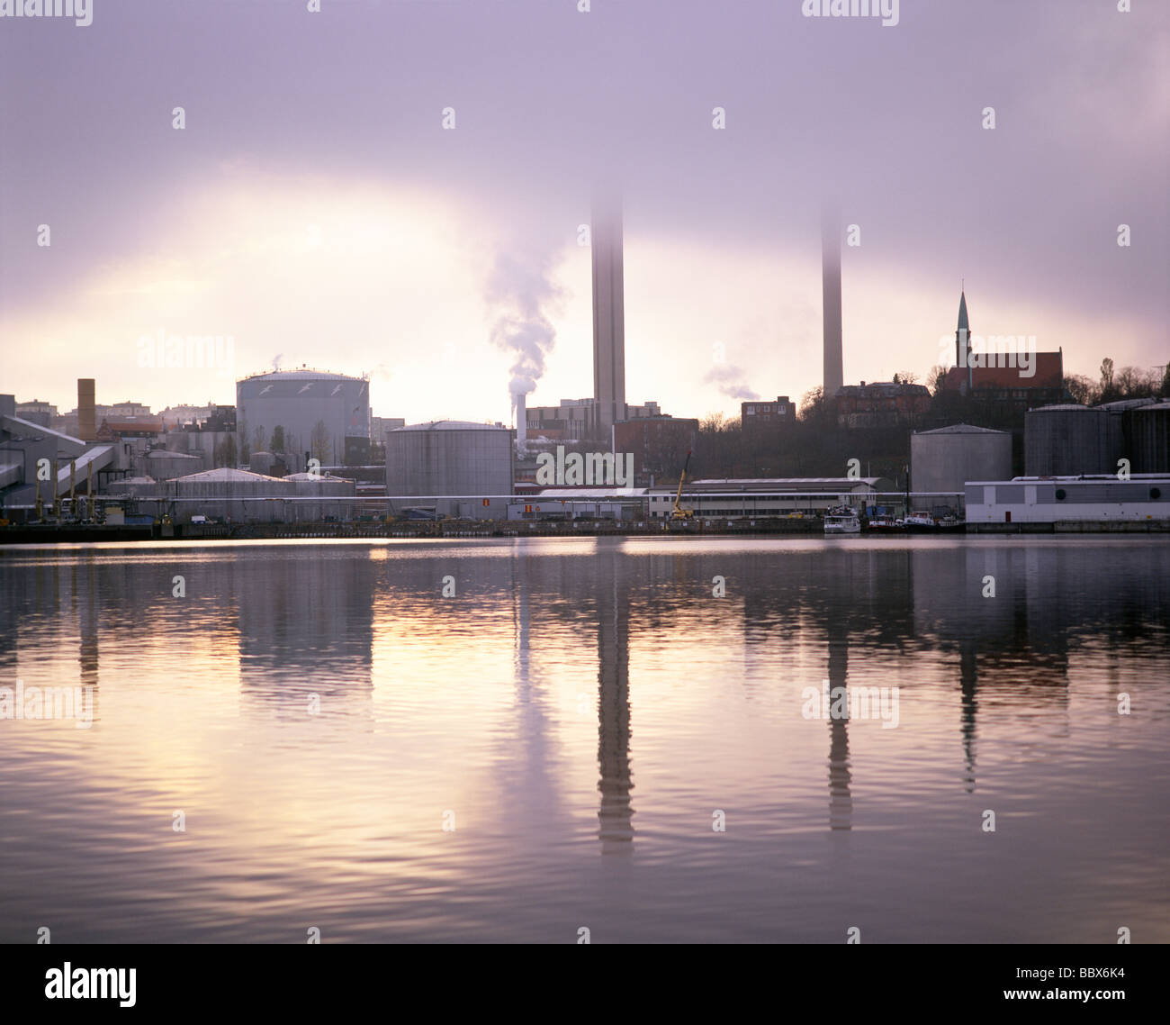 Industrie mit Meer im Vordergrund Stockfoto