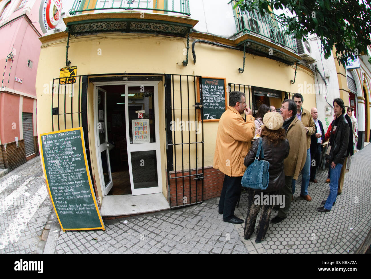 Menschen vor Tapas-Bar in Sevilla Andalucia Spanien Stockfoto