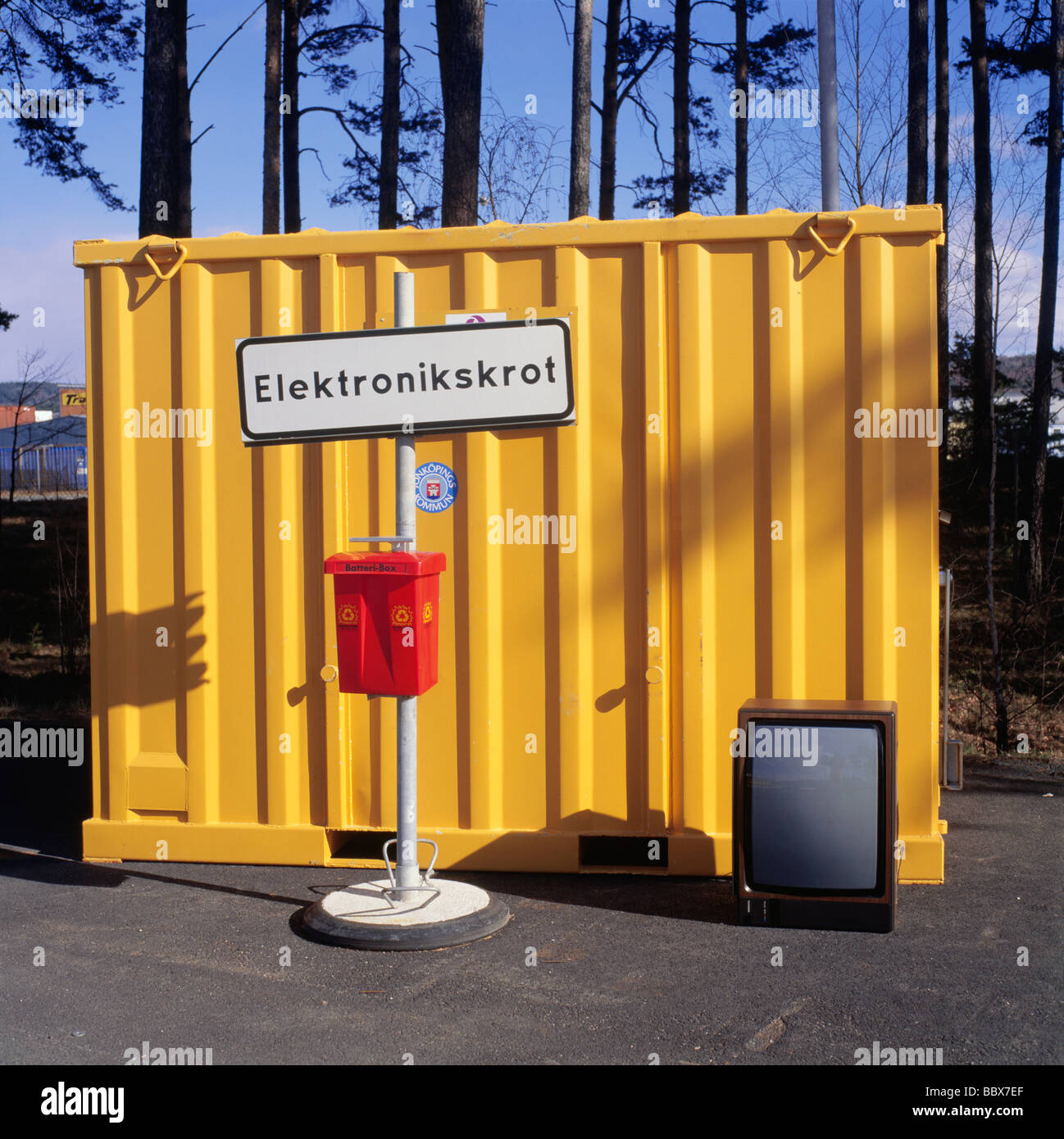 Schild vorne auf gelben Container unterwegs Stockfoto