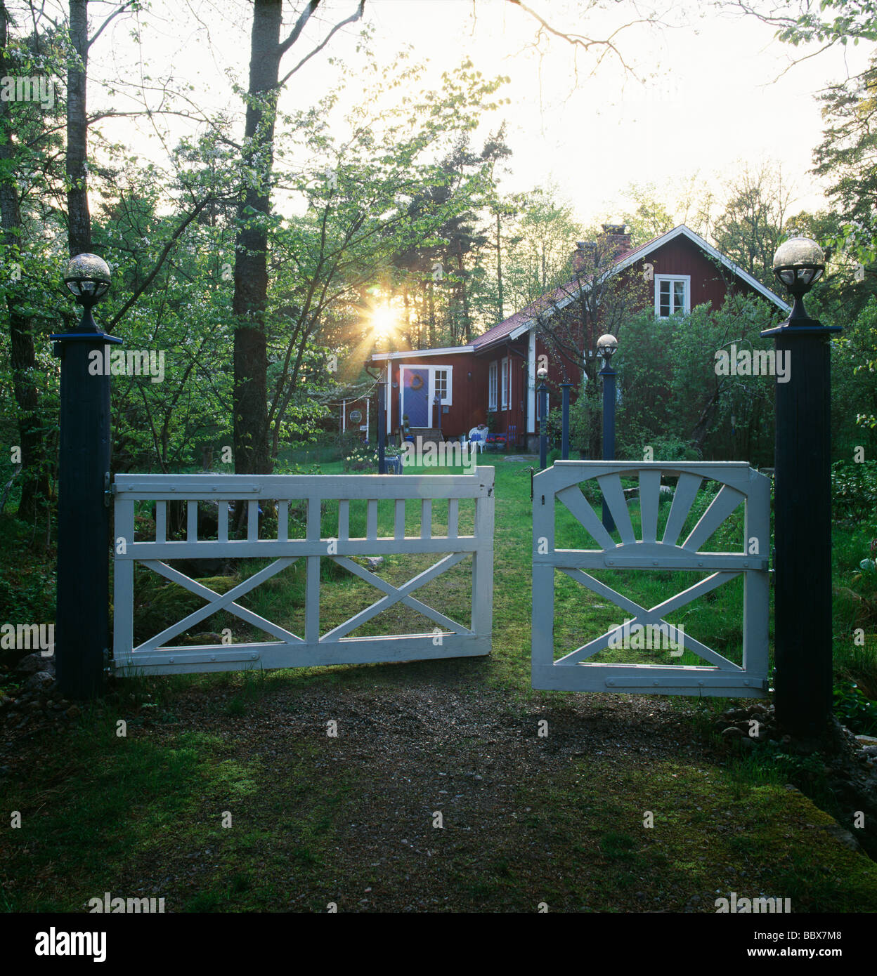 Tor und Bäume mit Haus im Hintergrund Stockfoto