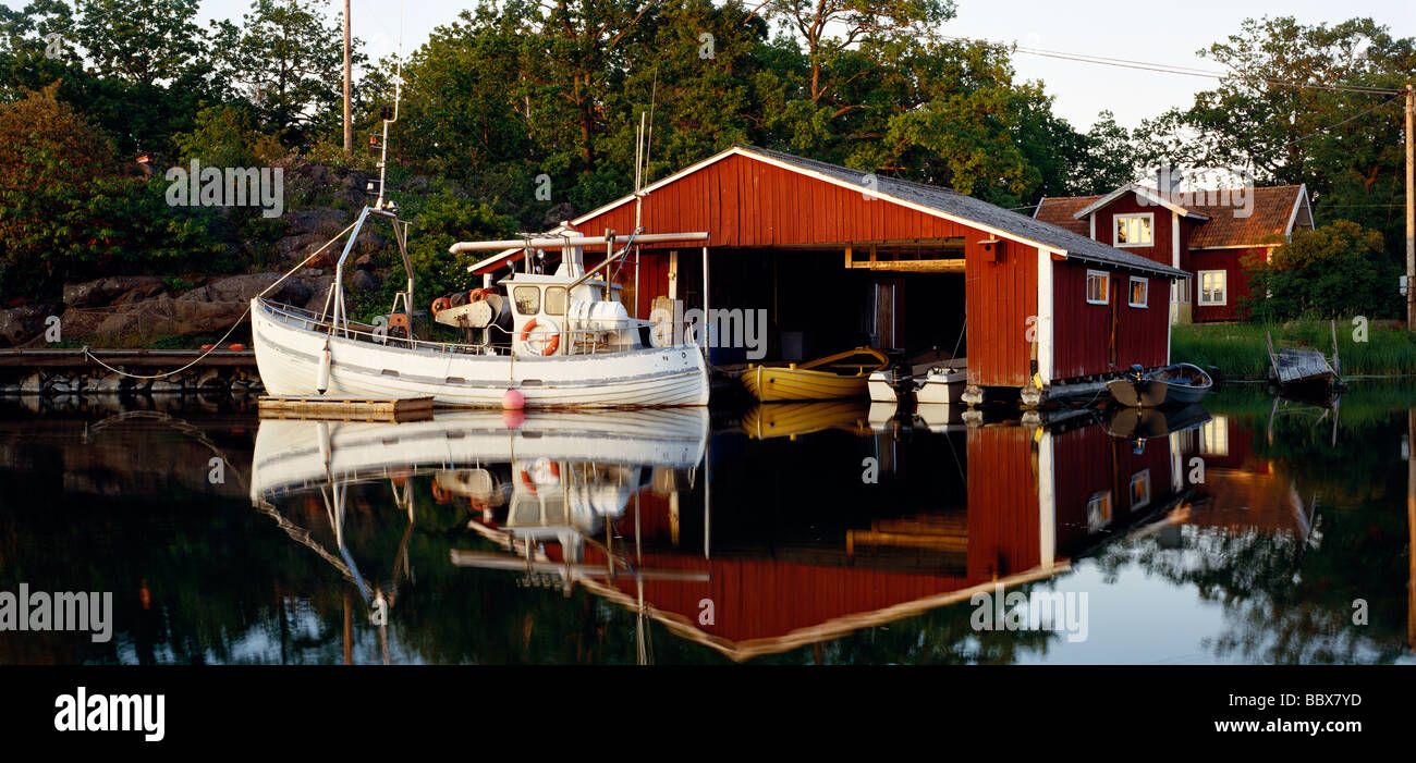 Ein Boot und ein Bootshaus Smaland Schweden. Stockfoto