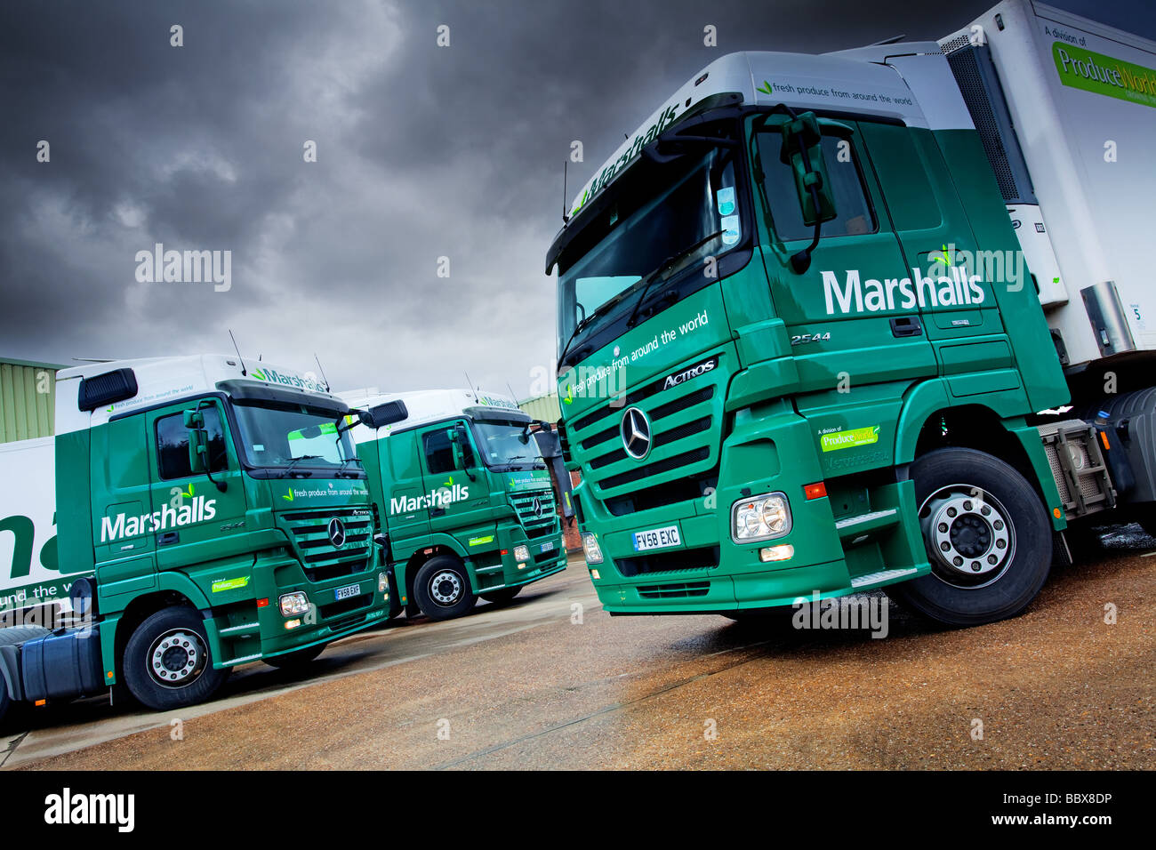 Mercedes-Benz Lkw in einer industriellen Umgebung Stockfoto