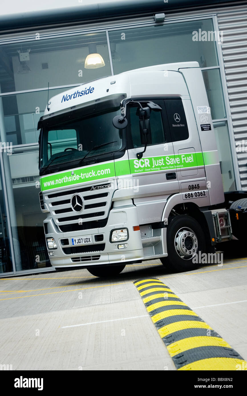 Mercedes Benz Lkw in einer industriellen Umgebung Stockfoto