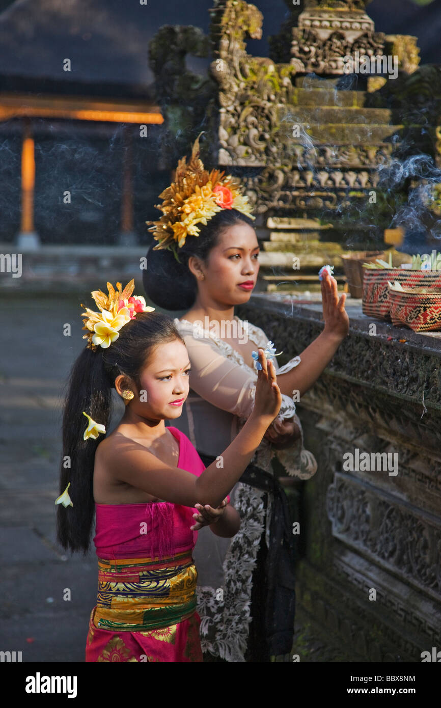 Junge Frau Kind bringen Opfergaben, Tempel, Ubud Bali Indonesien Modelle veröffentlicht Stockfoto