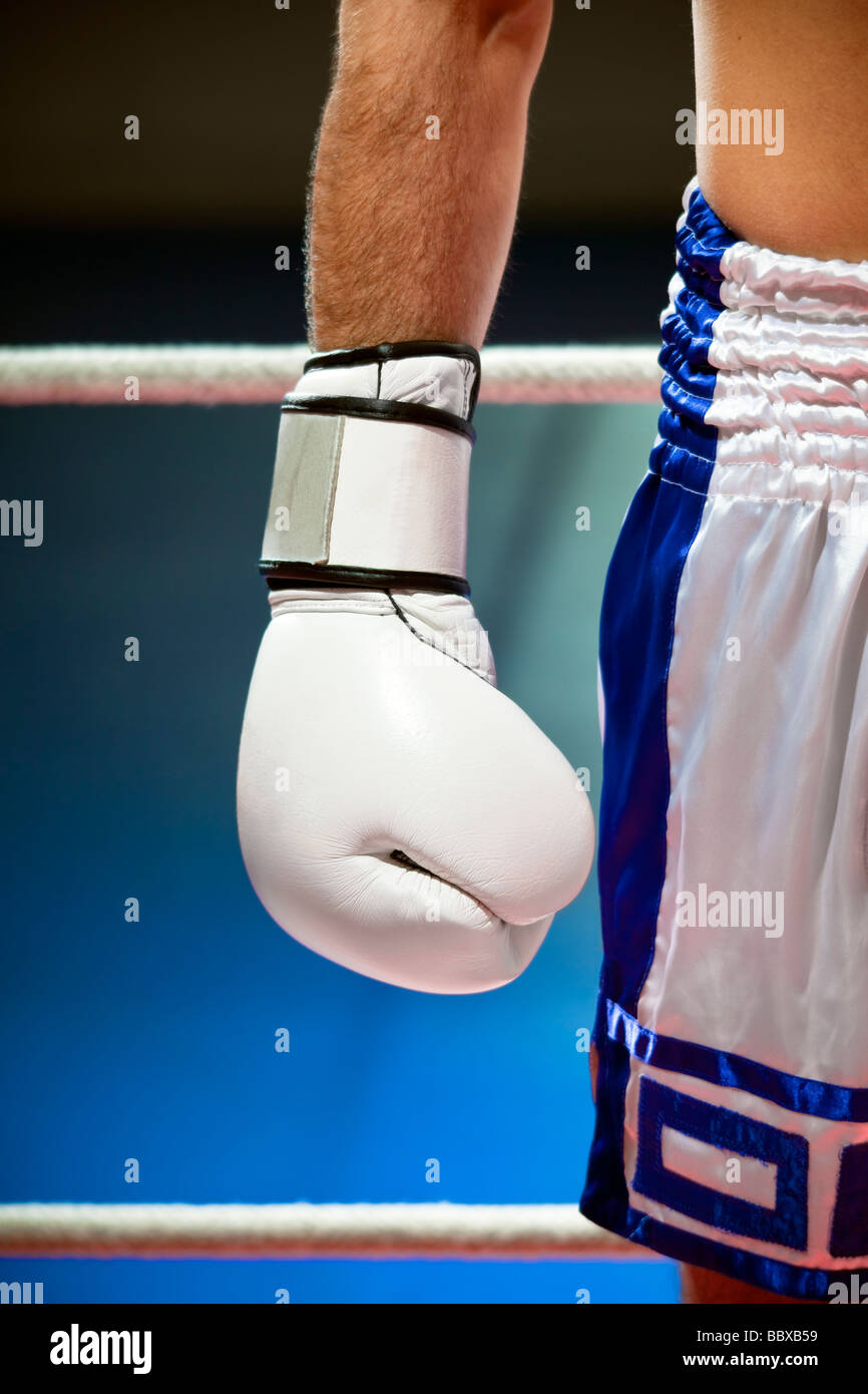 verkürzte Sicht des Menschen mit Boxhandschuhen Textfreiraum Stockfoto