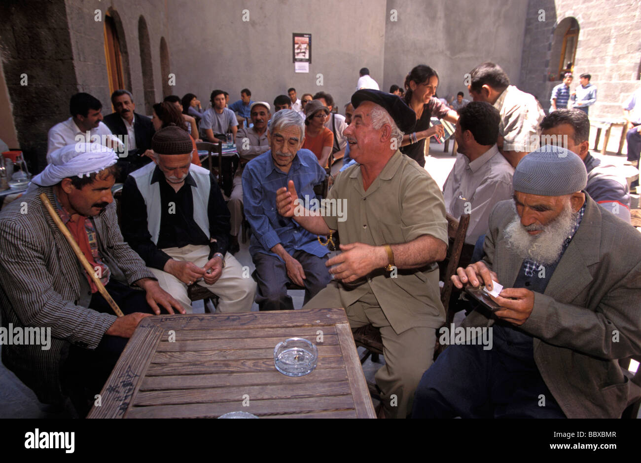 Einheimische Männer im Chat in einer Kaffee-Haus-Diyarbakir-Türkei Stockfoto