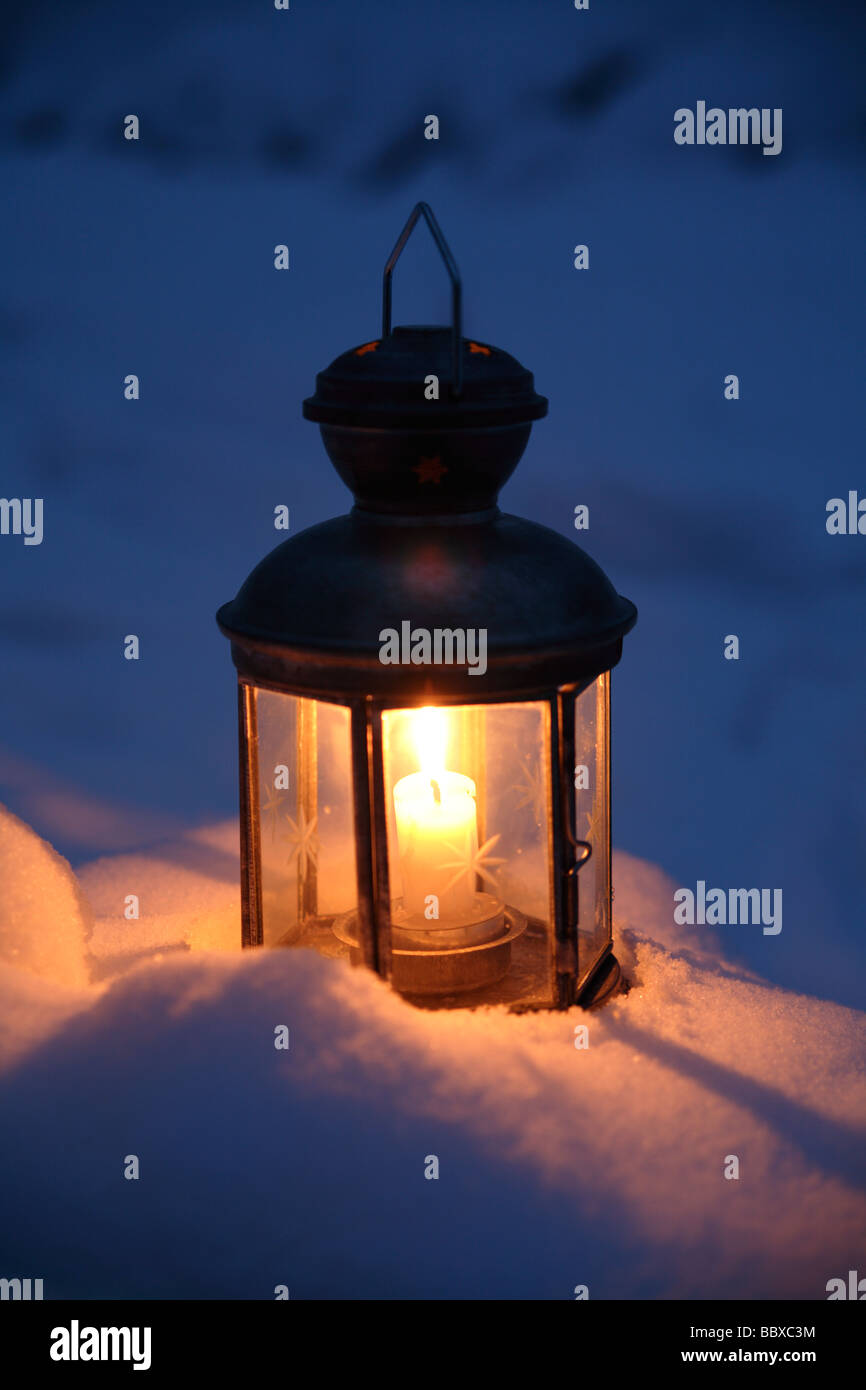Eine Laterne im Schnee Schweden. Stockfoto