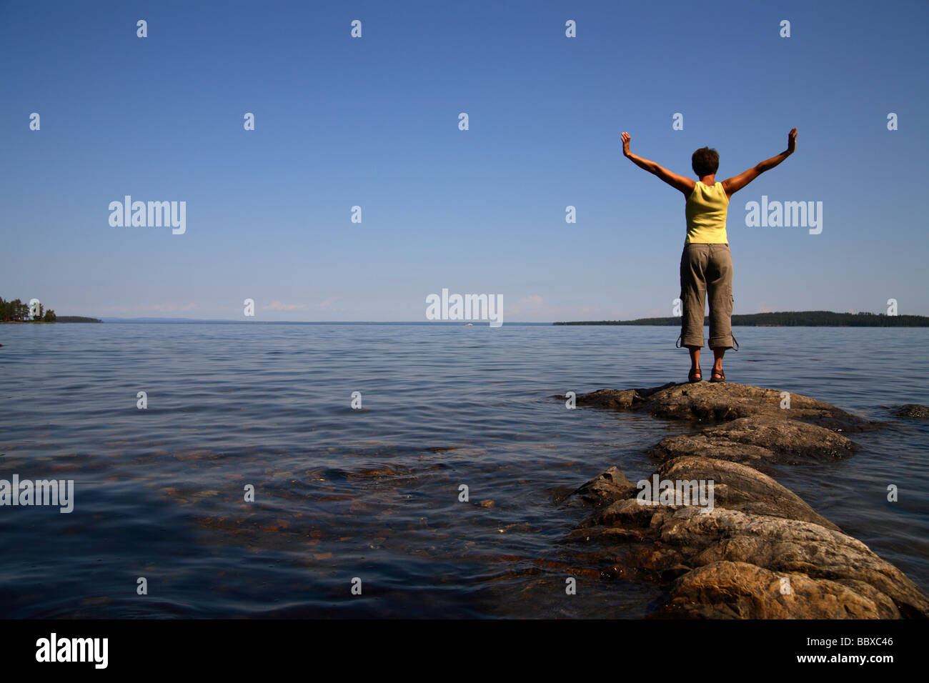 Eine Frau mit hob die Arme auf einer Klippe Jamtland Schweden. Stockfoto